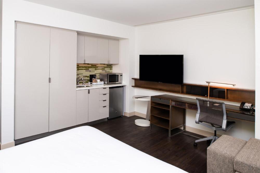 Guest Room, 1 King interior